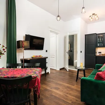 Wooden Horse - New - Old Town Apartment